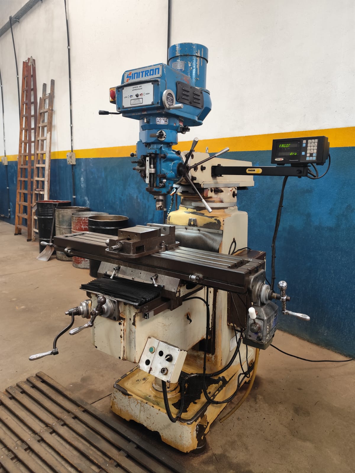 Fresadora Ferramenteira Sinitron SX3 — foto 2