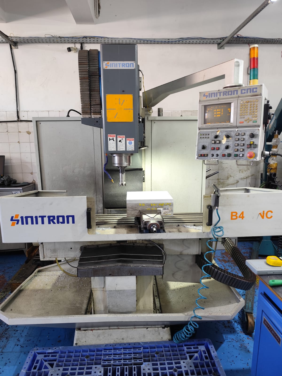 Fresadora Sinitron B4 CNC — foto 3