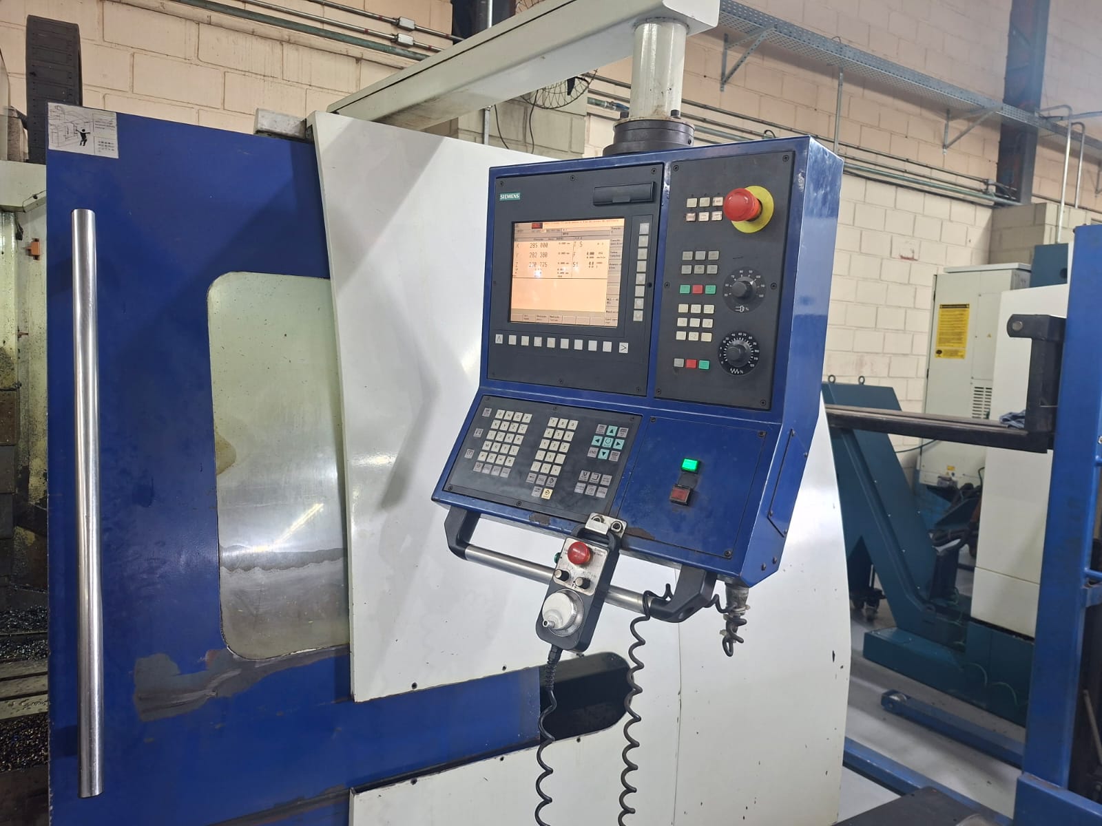 Fresadora CNC – VEKER 4700 D — foto 2