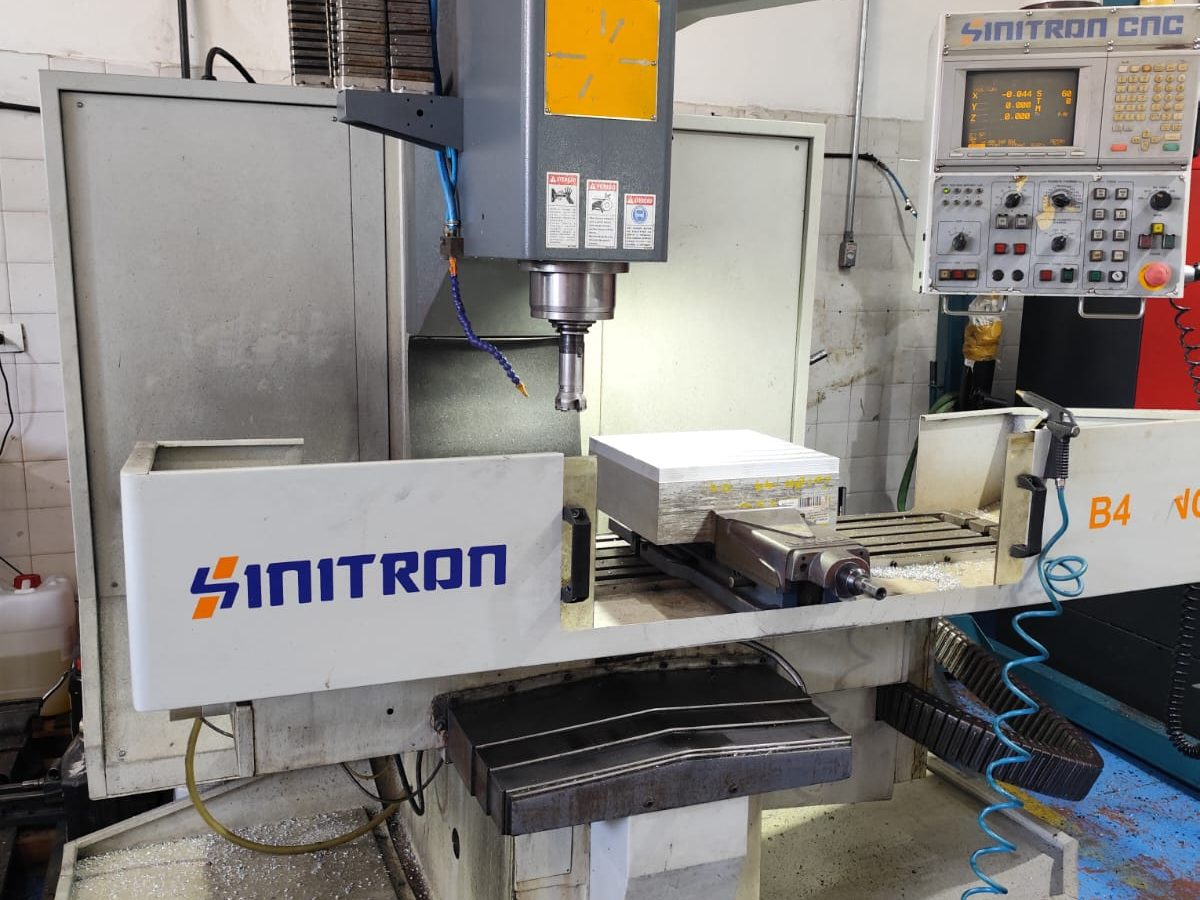 Fresadora Sinitron B4 CNC — foto 1